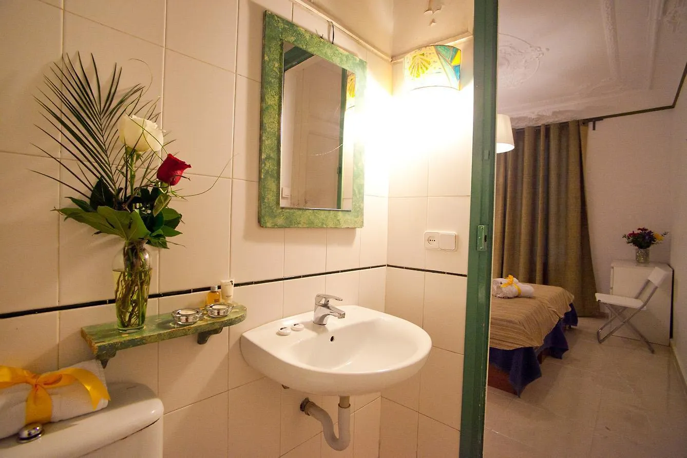 Hostal Que Tal Barcelona 2*,  Spain