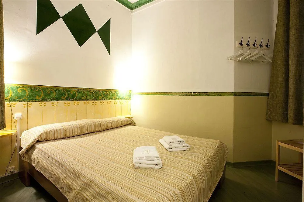 Hostal Que Tal Barcelona 2*,