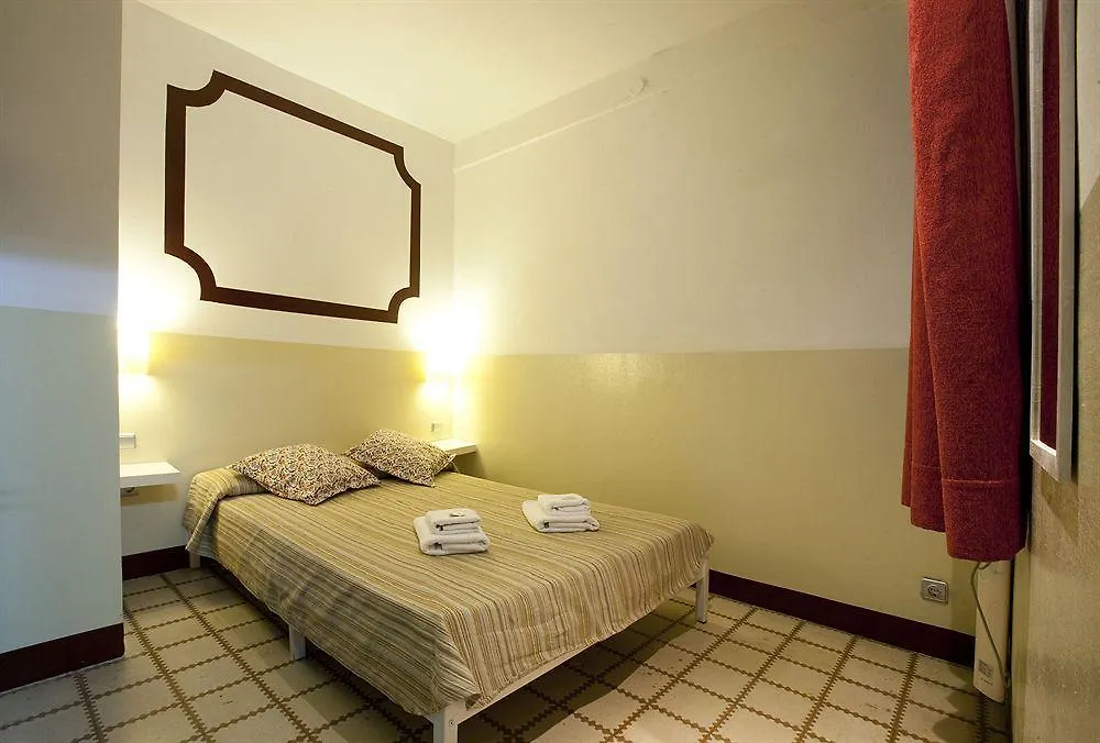 Hostal Que Tal Barcelona 2*,  Spain