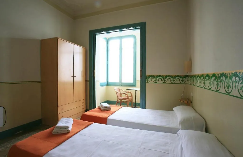 Hostal Que Tal Barcelona Spain